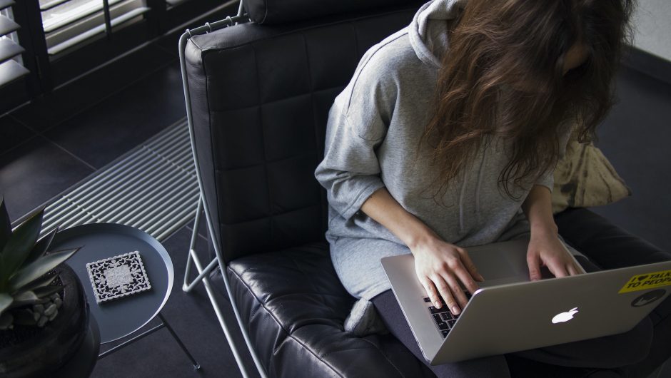 mujer mirando una computadora